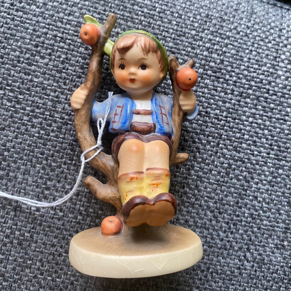 EARLY EDITION HUMMEL FIGURINE BY W. GOEBEL
